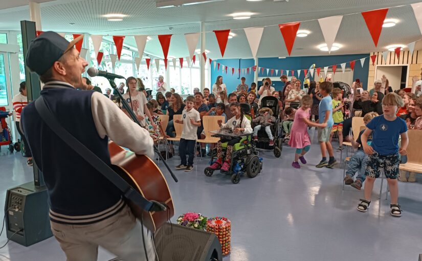 Konzert in der Kurt-Juster-Schule – Piet Rakete